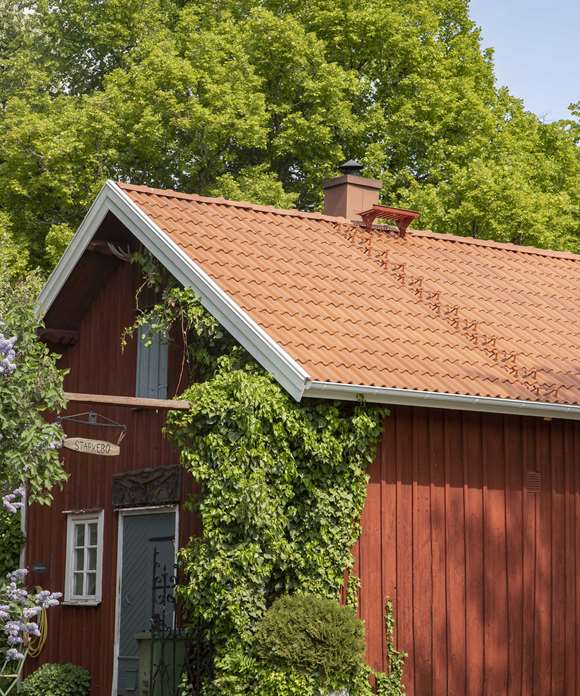 Närbild på ett vackert Benders tegelpannetak