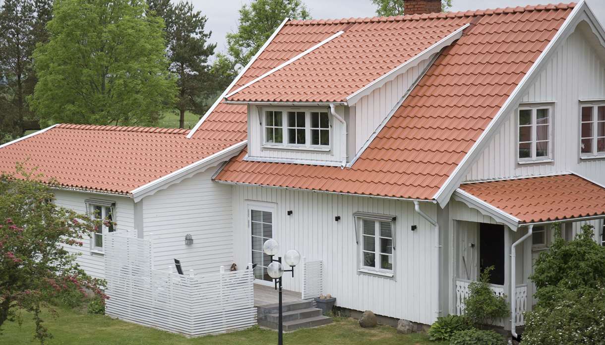 Takläggare med öppen kommunikation och garantier