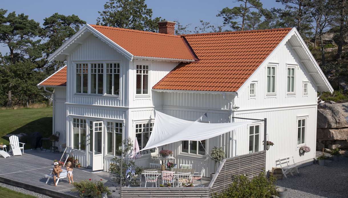 Nytt tak lagt med betongpannor på en villa i Stockholm