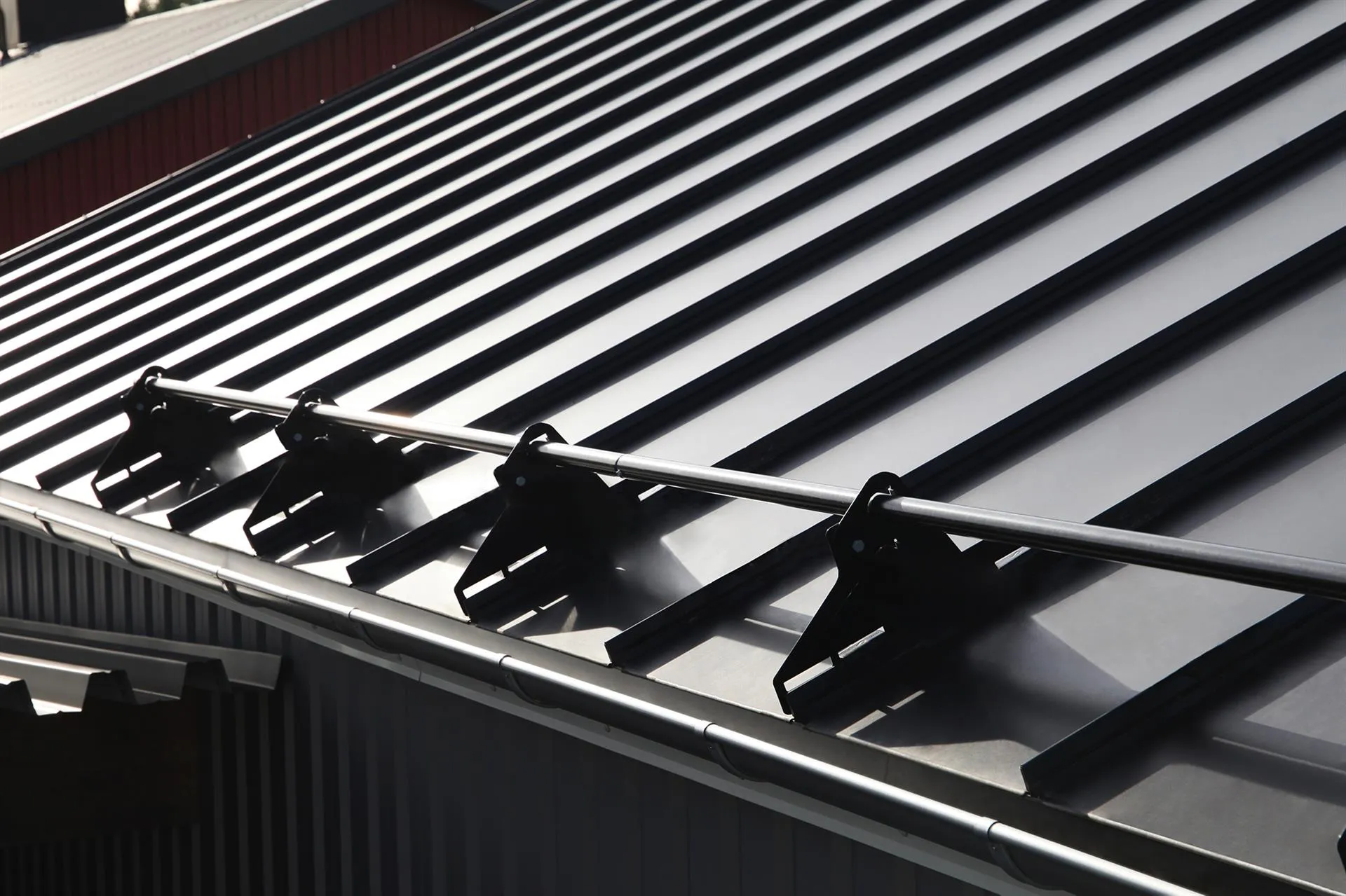 Nock- och takfotsräcke för säker förflyttning på taket