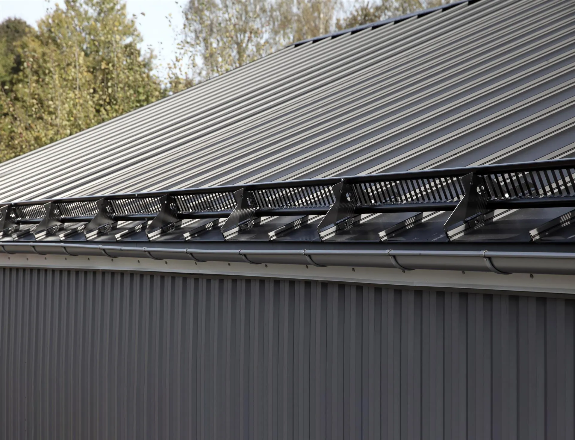 Snörasskydd monterat på ett plåttak för ökad säkerhet