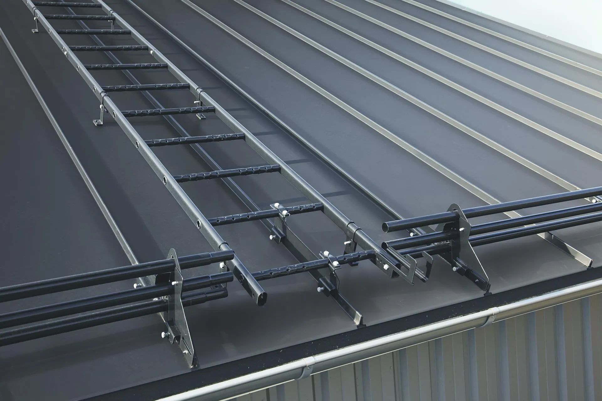 Taksäkerhet med takstege installerad på ett tak