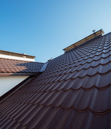 Professionell takläggning av ett plåttak